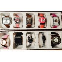 Partij van 40 nieuwe horloges met 8 opbergboxen gratis