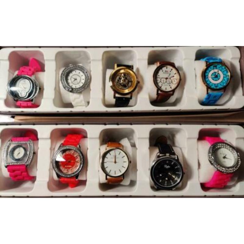 Partij van 40 nieuwe horloges met 8 opbergboxen gratis