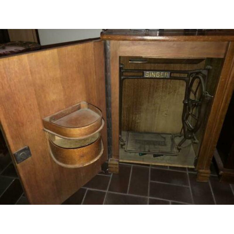 Antieke trapnaaimachine in kast Singer