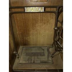 Antieke trapnaaimachine in kast Singer