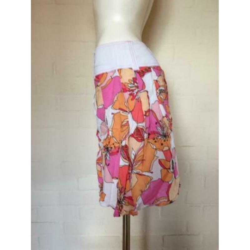 Vrolijke rok met oranje en roze bloemen maat 38