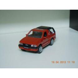 Rode Opel Frontera sport . Model van het merk gama.