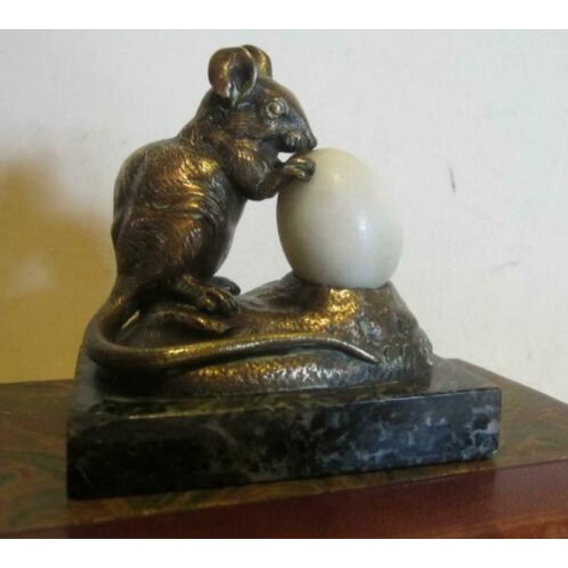 Antiek bronsje muis met ei van Clovis Masson, brons