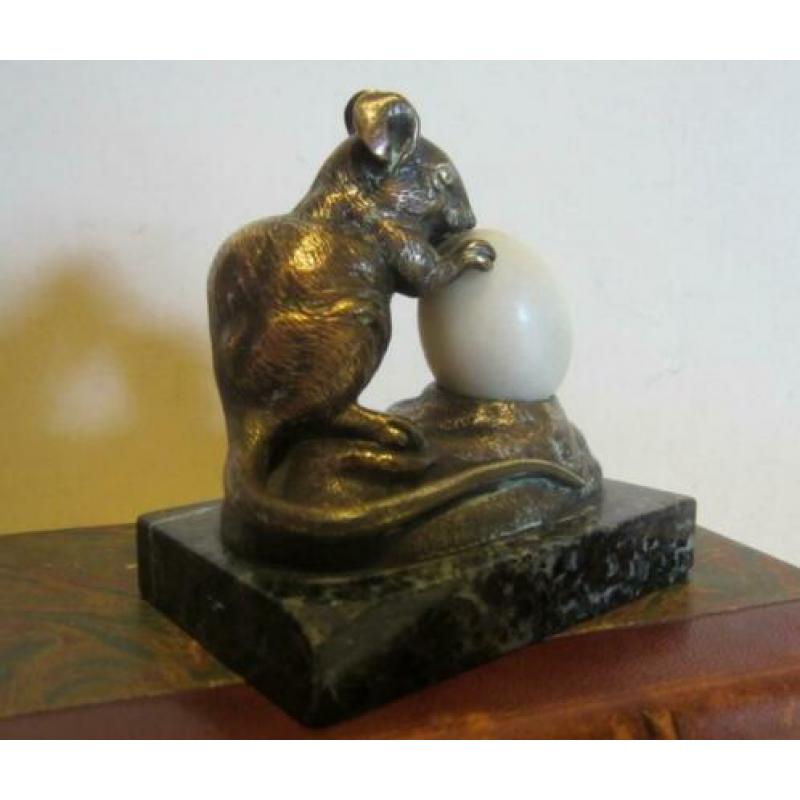Antiek bronsje muis met ei van Clovis Masson, brons