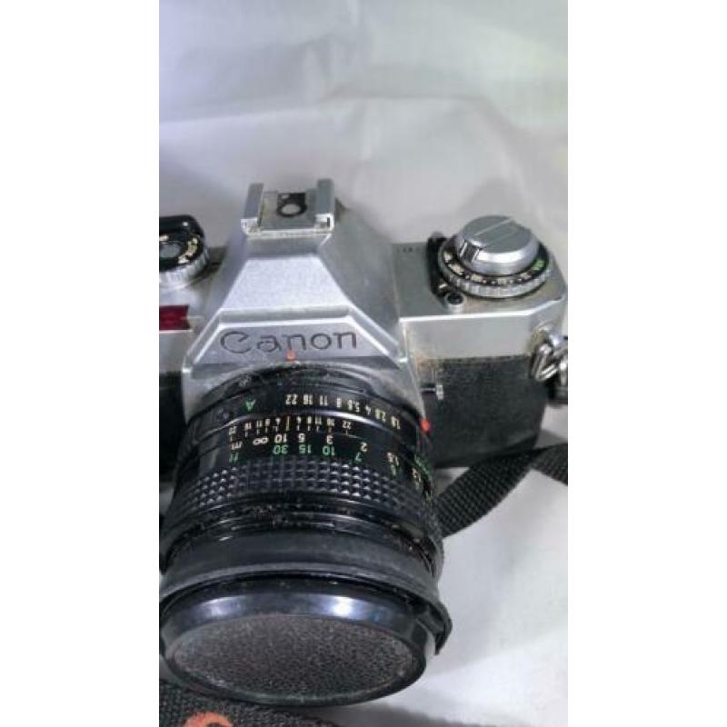 Vintage AV-1 Canon camera met strap en lens protector K
