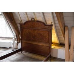 bed Antiek 19e eeuws houten ledikant met mooie details