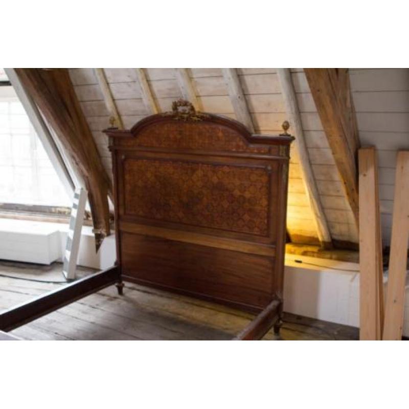 bed Antiek 19e eeuws houten ledikant met mooie details