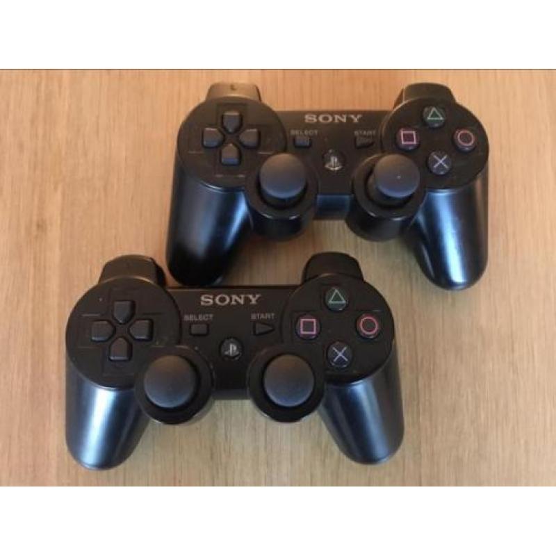 PlayStation 3 met 2 controllers en 4 games